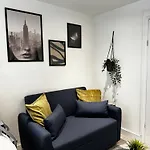 En-Suite Bedroom For Up To 4! Sofa Bed - Near Stratford