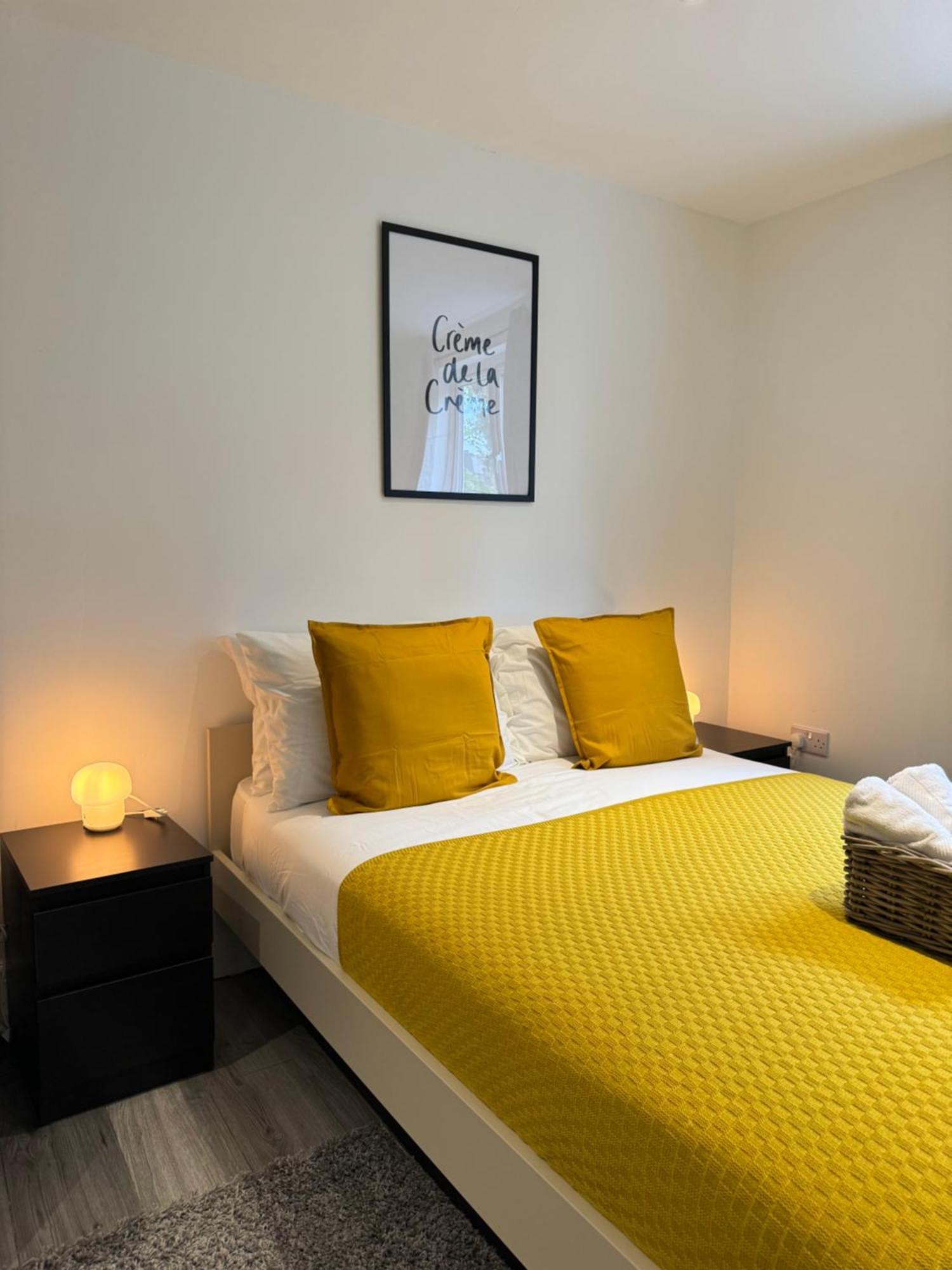 En-suite Bedroom For Up To 4! Sofa Bed - Near Stratford Guest house